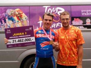 Nella foto Giacomo Notari, a destra, insieme all'australiano Ryan Macanally, a sinistra, dopo la vittoria del Tour of Jakarta