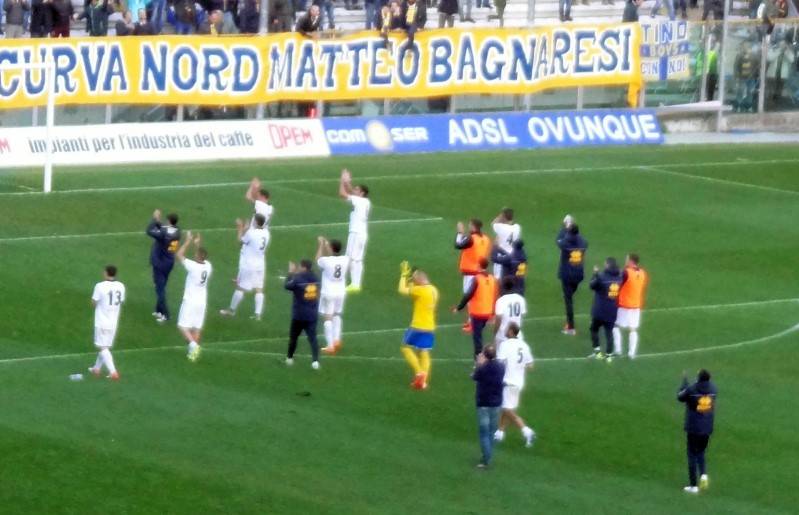 giocatori parma sotto la curva