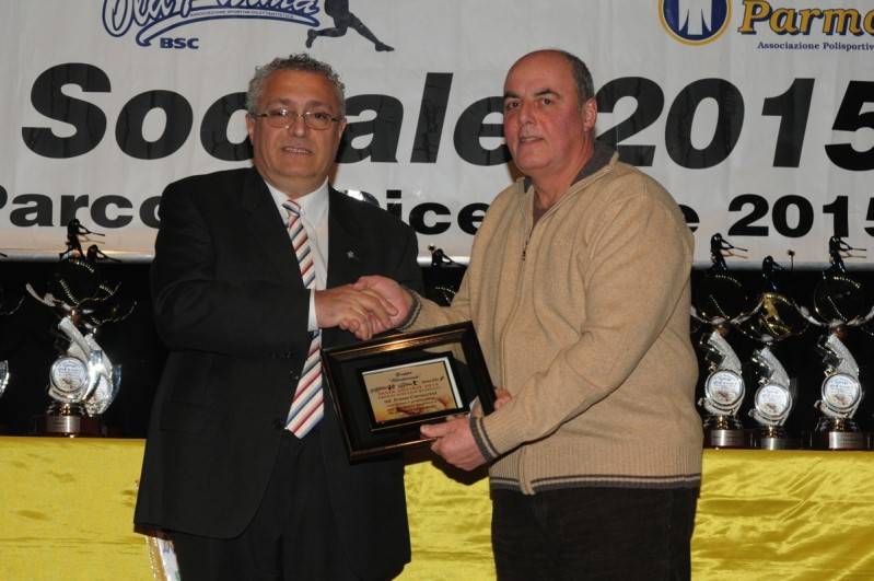 Iil presidente del gruppo Oltretorrente Andrea Paini premia il tecnico Ivano Cavazzini per il premio speciale baseball