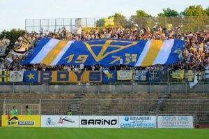 parma tifosi a piacenza striscione