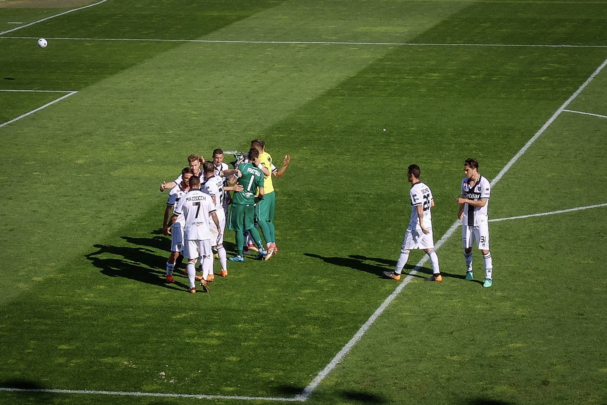 parma calcio esultanza abbracci