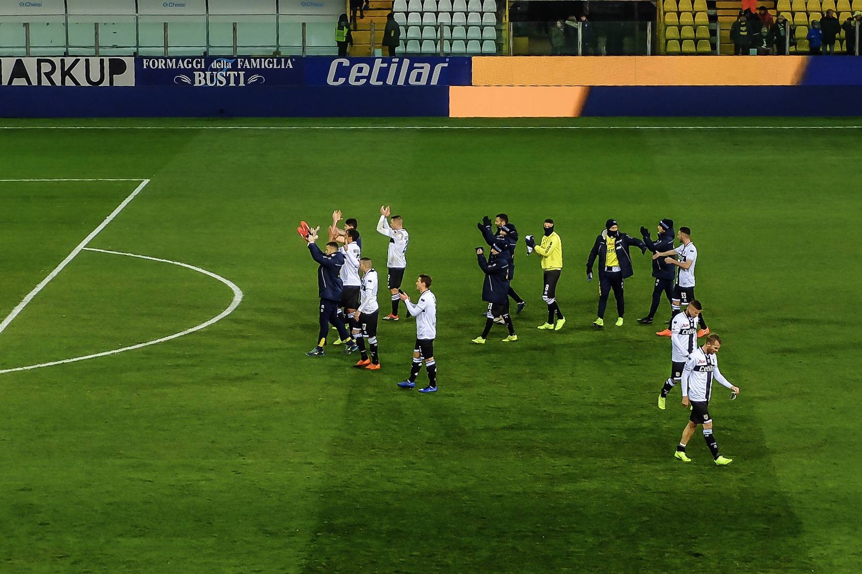 parma calcio giocatori sotto curva saluti