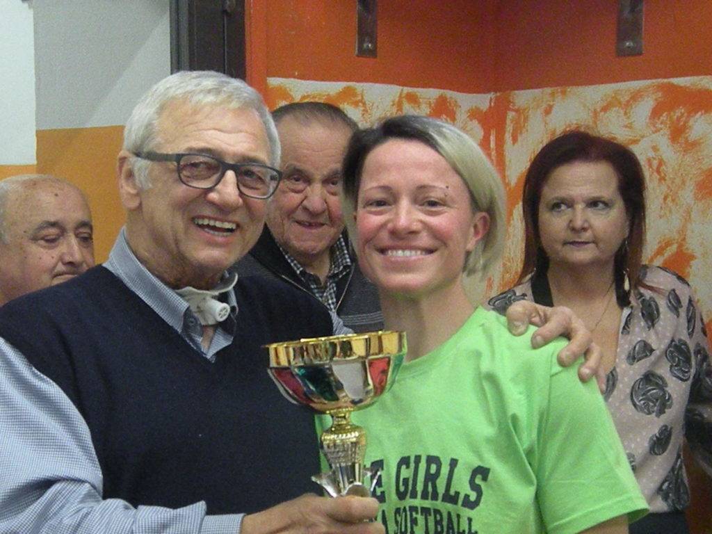 Corrado Marvasi premia Eva Trevisan capitana delle Blue Girls Bologna