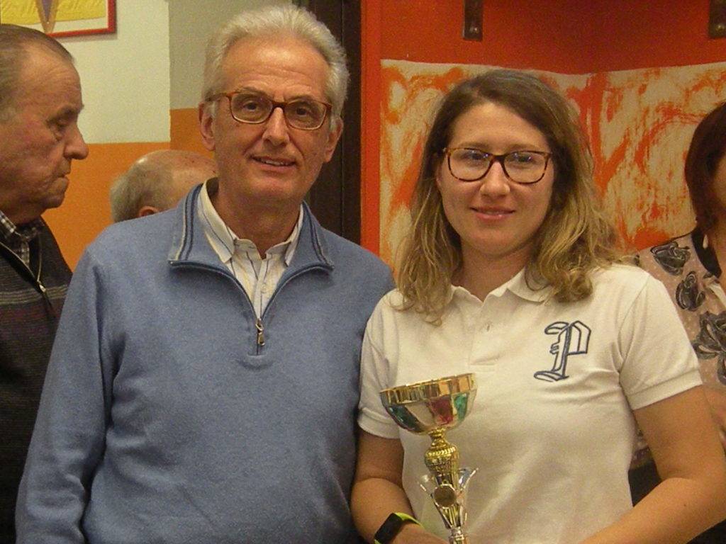 Paolo Poi premia Elisa Peri capitana Crocetta softball