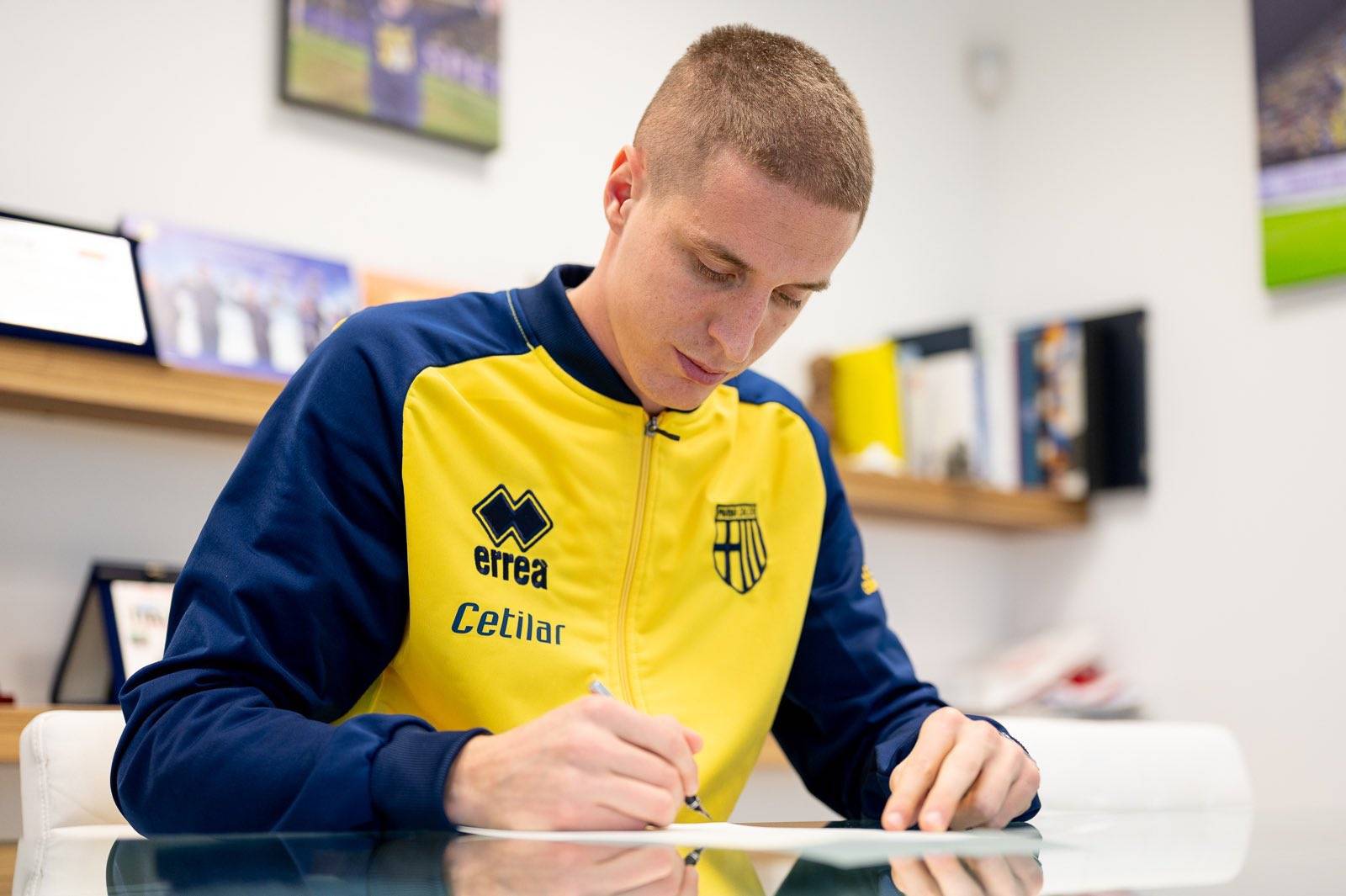 Andrea Conti firma il contratto da nuovo giocatore del Parma