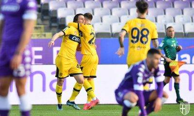 Abbraccio Inglese Mihaila dopo il terzo gol in Fiorentina Parma 3 3