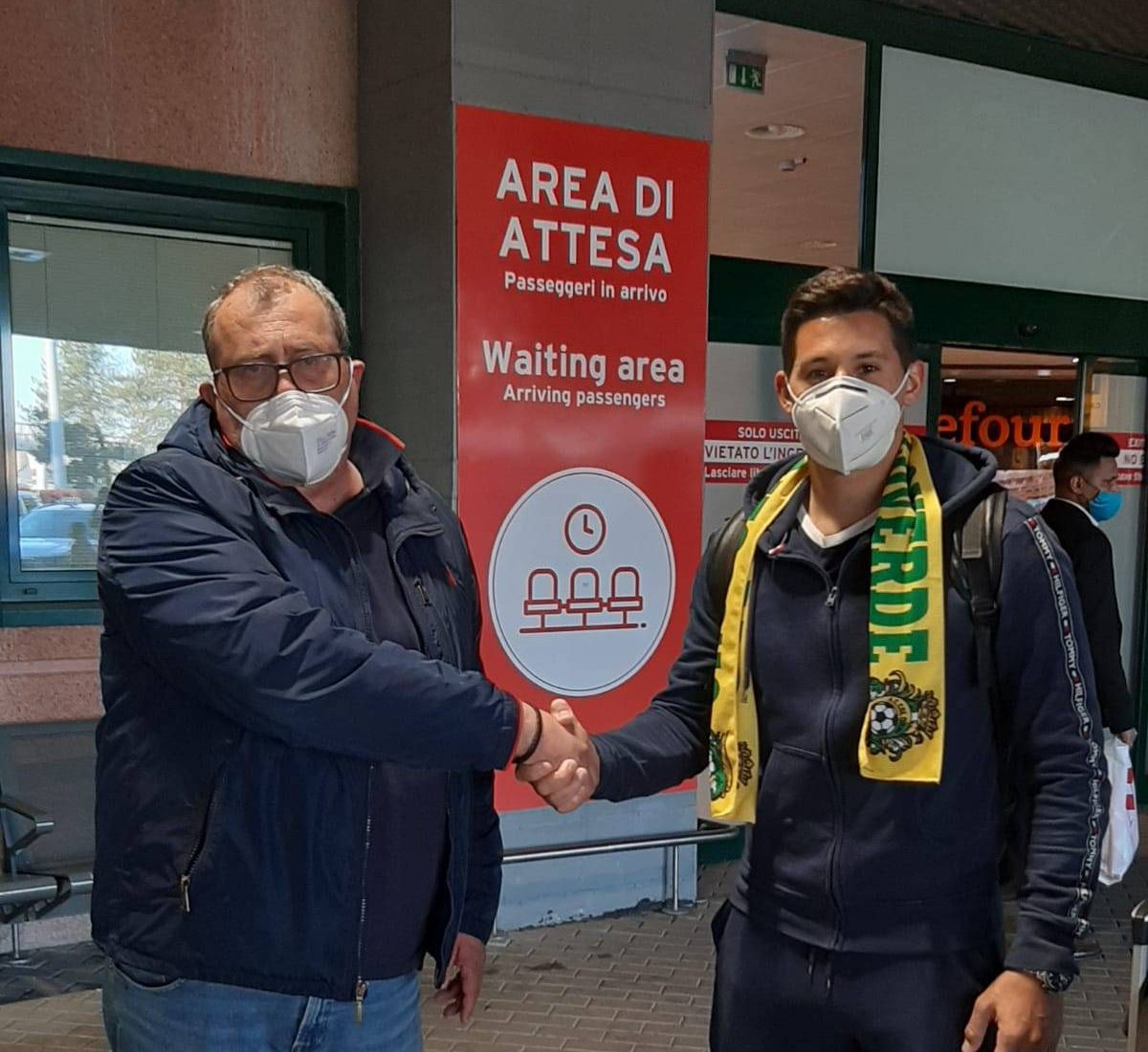 Il ds del Colorno Alberto Vicini e il nuovo acquisto Leandro Omar Vita al suo arrivo allaeroporto di Bologna 1 e1617570175867