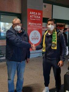 Il ds del Colorno Alberto Vicini e il nuovo acquisto Leandro Omar Vita al suo arrivo allaeroporto di Bologna