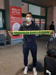 Lattaccante Leandro Omar Vita allaeroporto di Bologna con la sciarpa del Colorno