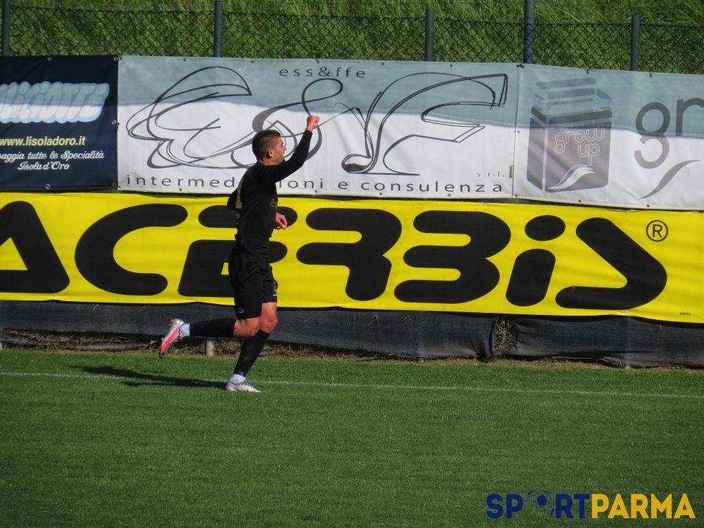 Esultanza Trombetta dopo gol in Piccardo Traversetolo Colorno 1 1