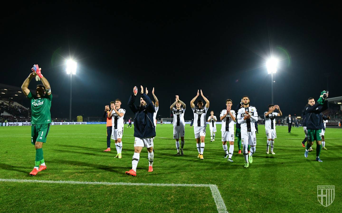 parma giocatori saluto fine partita