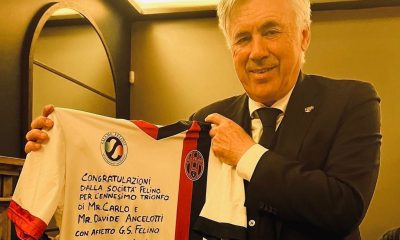 Carlo Ancelotti e la maglia in regalo del GS Felino 1 e1651791472459