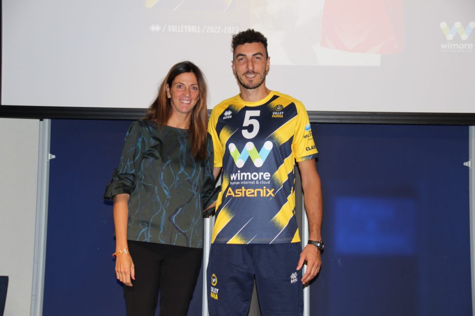 Mariana Conde e Nicola Sesto con la nuova maglia da gioco della WiMORE Parma