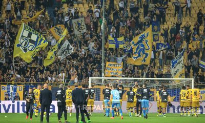giocatori sotto la Curva Nord in Parma Bari 1 0 di Coppa Italia