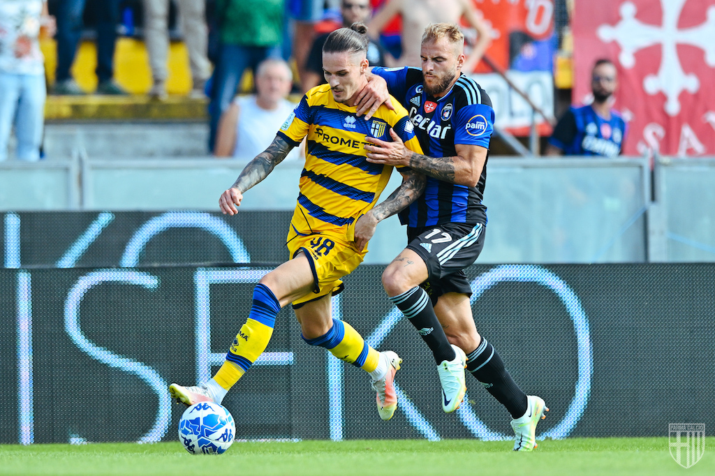 Dennis Man e Giuseppe Sibilli in Pisa Parma 0 0 Serie B 2022 2023