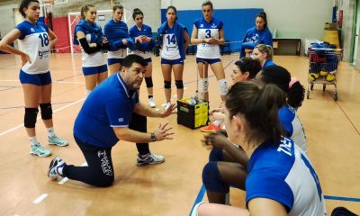 Il coach Marco Scaltriti e le ragazze del Galaxy inzani Volley