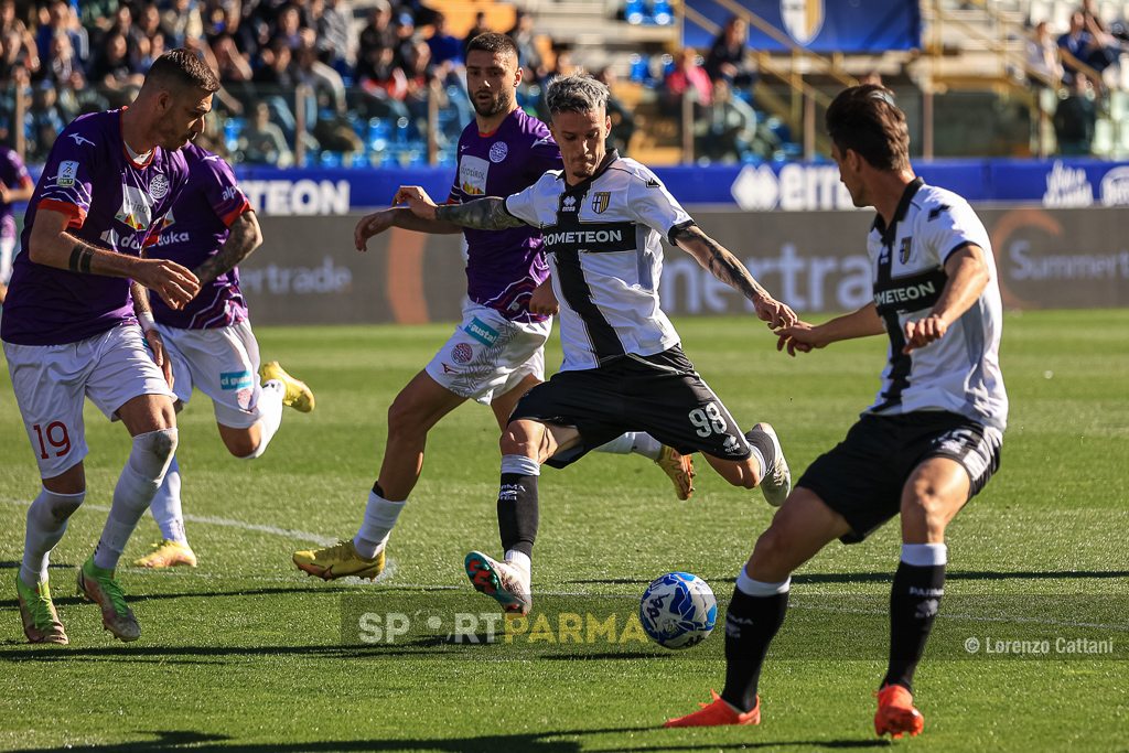 Parma Sudtirol 0 0 Serie B 2022 2023 Dennis Man affronta Giovanni Zaro