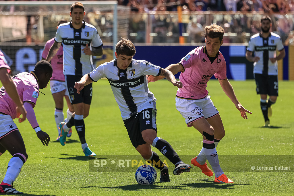 Adrian Bernabe in azione in Parma Palermo 2 1 31a giornata Serie B 2022 2023