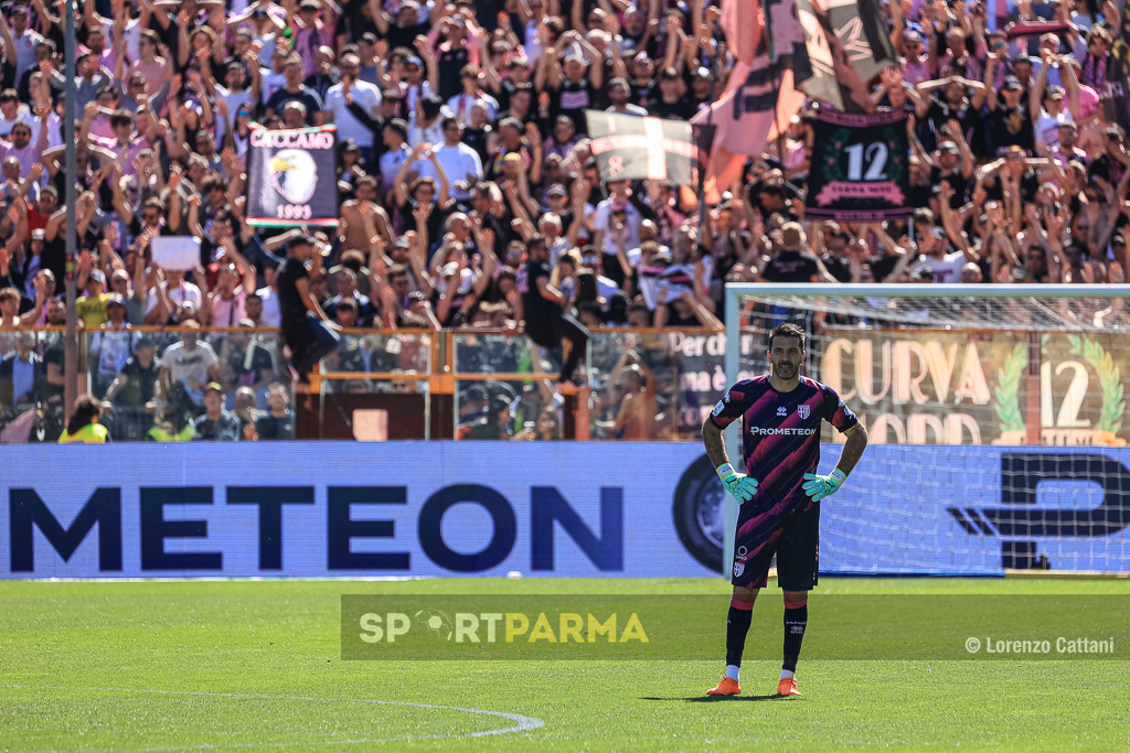 Buffon con la Curva Sud alle spalle in Parma Palermo 2 1 31a giornata Serie B 2022 2023