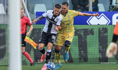 Dennis Man sfugge ad Antonio Barreca in Parma Cagliari 2 1 34a giornata Serie B 2022 2023