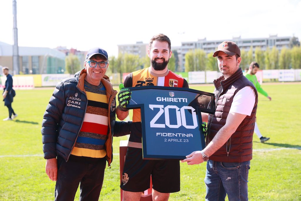 Il portiere della Fidentina Marco Ghiretti premiato dal ds Bonati e dal team manager Frigoli per la sua 200a in maglia granata prima di Fidentina Rolo 2 0 2 aprile 2023