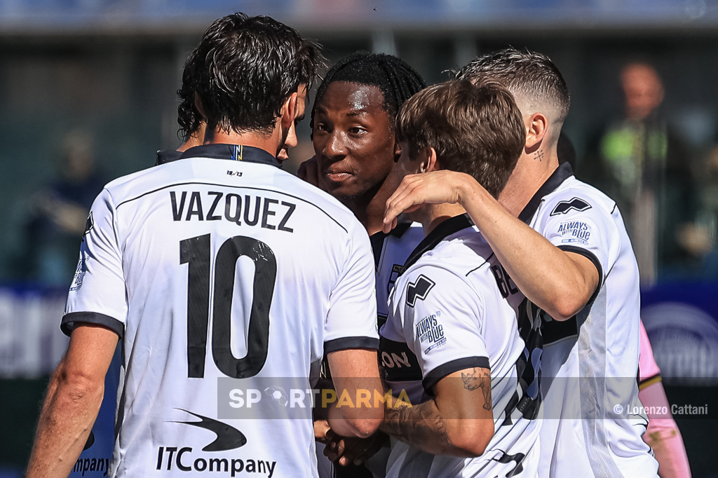 abbraccio dopo il gol di Coulibaly arma Palermo 2 1 31a giornata Serie B 2022 2023