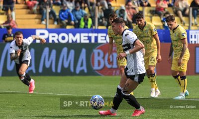 calcio di rigore col cucchiaio di Valentin Mihaila in Parma Cagliari 2 1 34a giornata Serie B 2022 2023