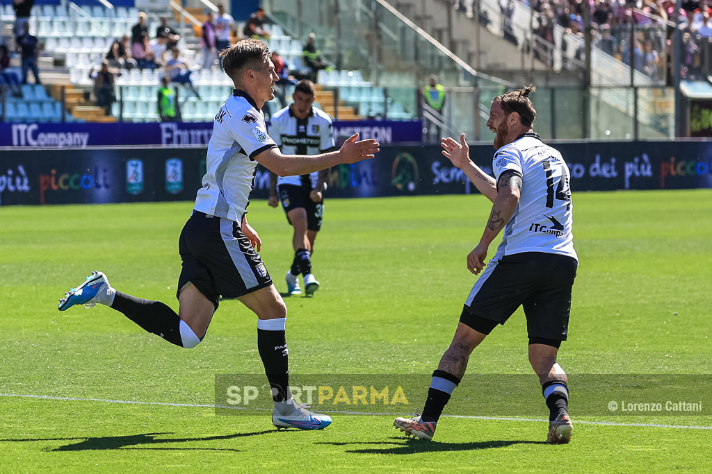 esultanza Benedycazk e Ansaldi in Parma Palermo 2 1 31a giornata Serie B 2022 2023