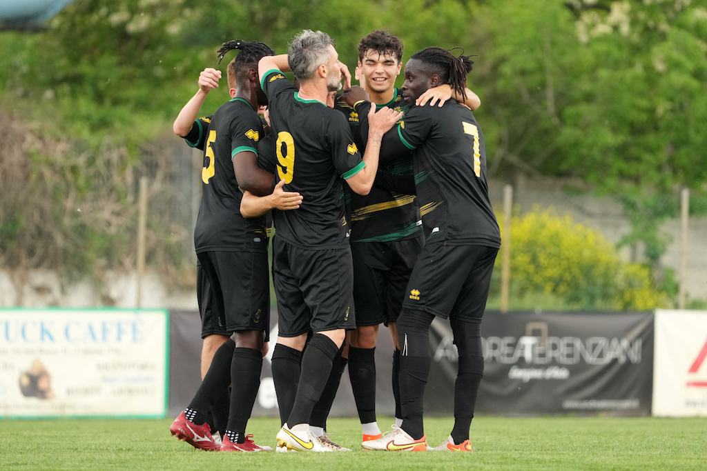 esultanza giocatori Colorno dopo un gol alla Cittadella Vis Modena 37a giornata Eccellenza 2022 2023