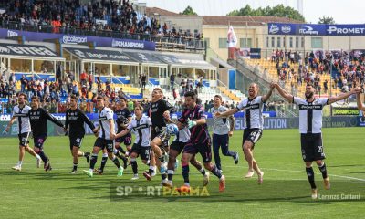 squadra sotto la Curva Nord dopo Parma Cagliari 2 1 34a giornata Serie B 2022 2023