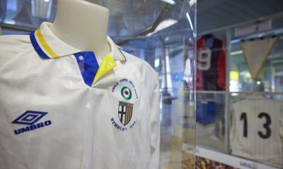 La maglia del Parma nella finale di Wembley del 1993 esposta nella mostra allo stadio Tardini per il 110° anniversario del club