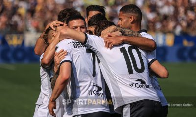 abbraccio di gruppo in Parma Brescia 2 0 36a giornata Serie B 2022 2023