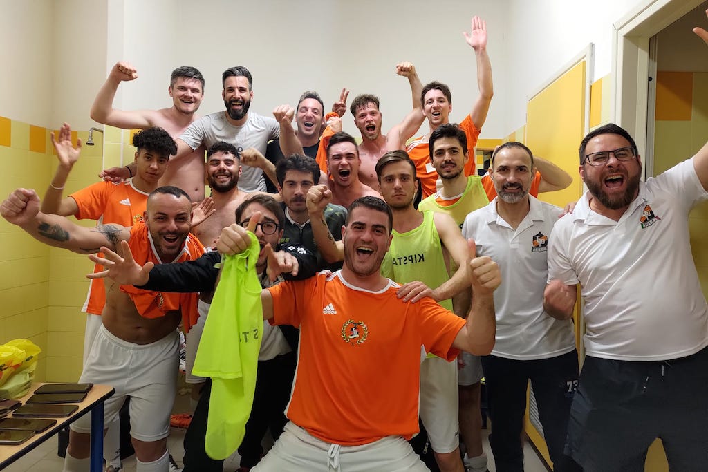 i festeggiamenti della Legione Parmense dopo il successo in Coppa Emilia Serie D contro Inedit C5