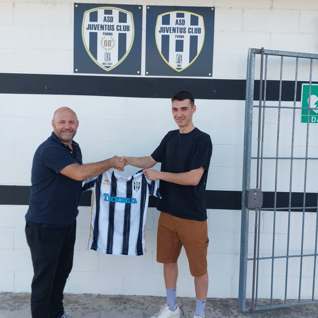 Il ds della Juventus Club Alberto MArano con il nuovo attaccante Luca Morini