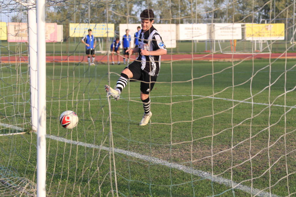 Lattaccante Marcello Tommasini in gol durante Fidenza Viarolese Sissa 8a giornata Prima Categoria gir. A 2022 2023