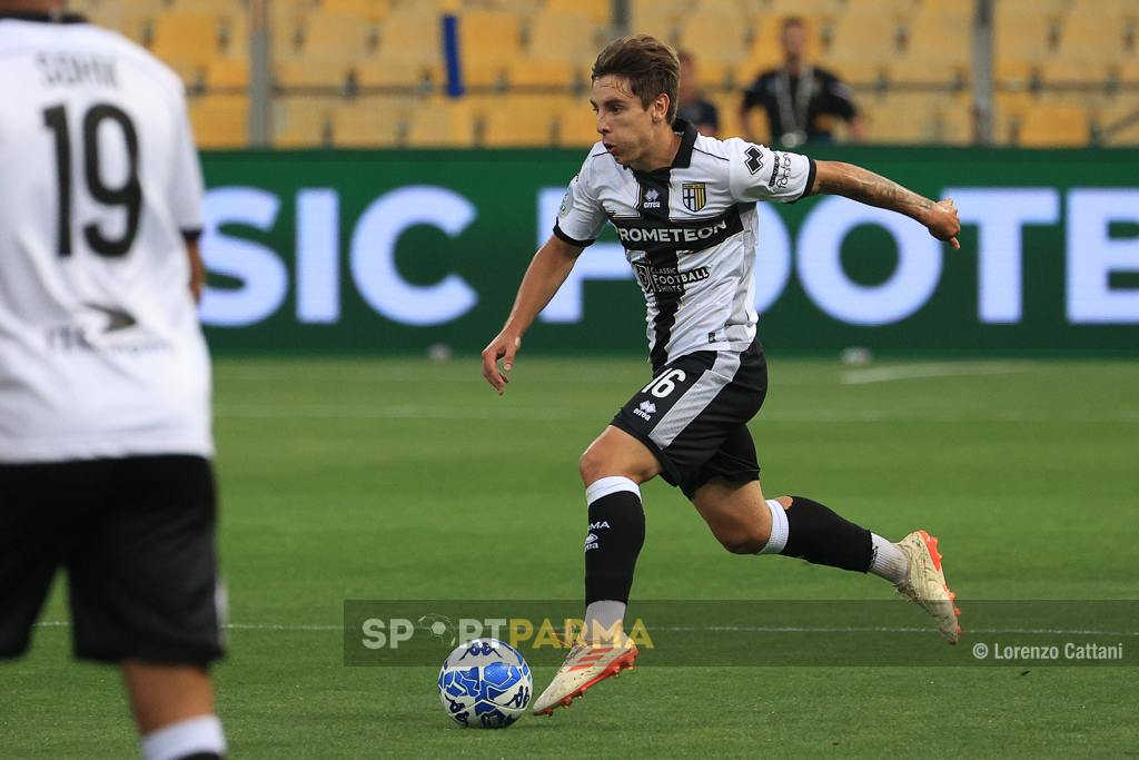 Parma Cagliari 0 0 semifinale ritorno playoff Serie B 2022 2023 Adrian Bernabe palla al piede