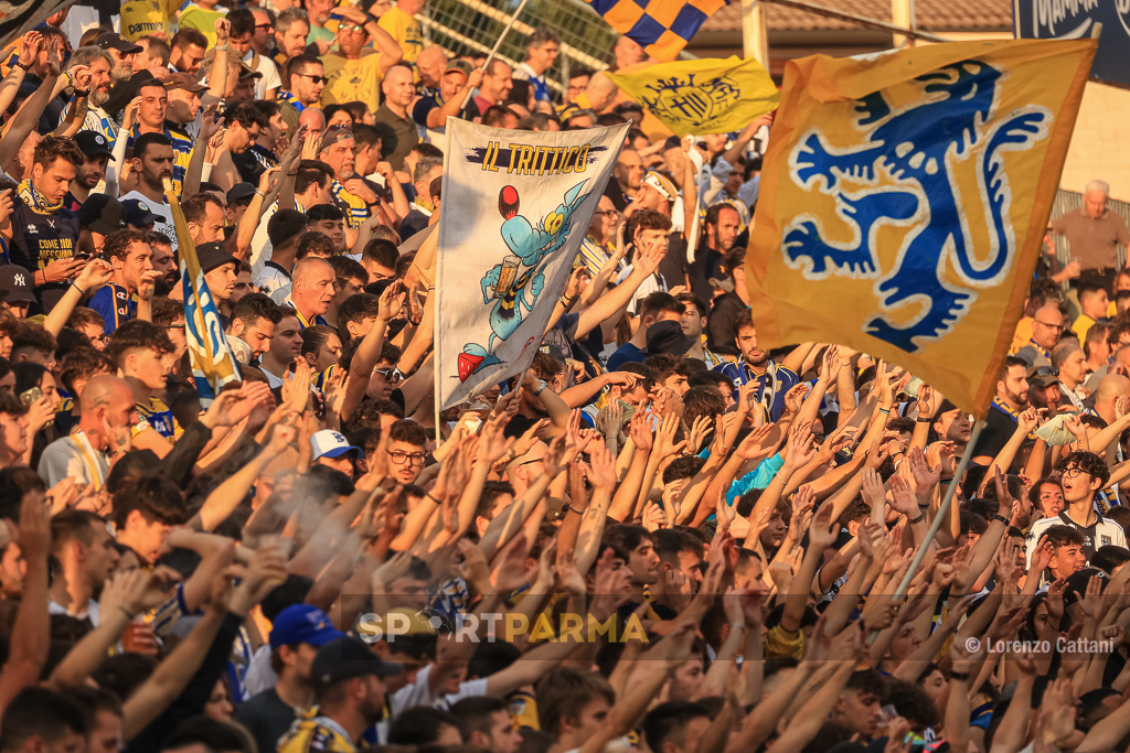 Parma Cagliari 0 0 semifinale ritorno playoff Serie B 2022 2023 tifosi in Curva Nord