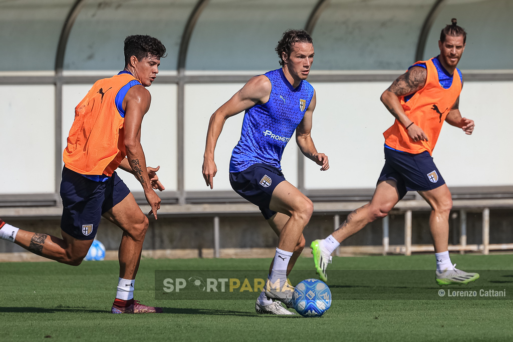 allenamento Parma Calcio a porte aperte a Collecchio 15 luglio 2023 Tjas Begic con la palla