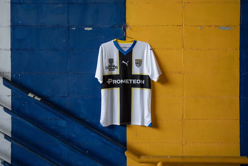 la maglia crociata del Parma 2023 2024 griffata Puma