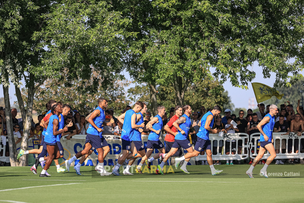 primo allenamento stagionale Parma Calcio a Collecchio 8 luglio 2023 la squadra davanti ai tifosi presenti nella seduta a porte aperte