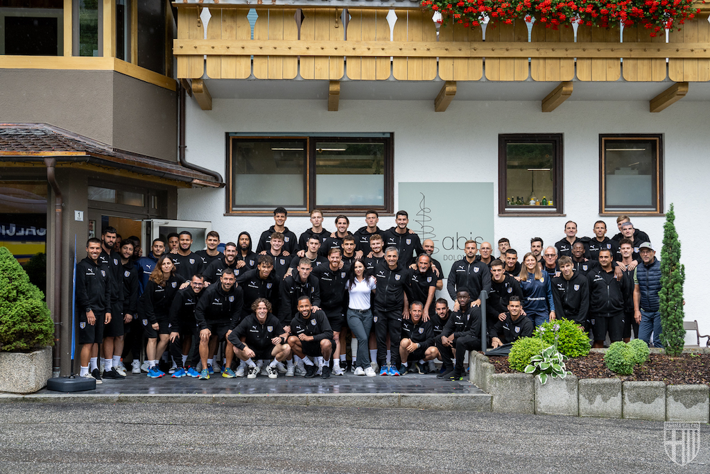 Foto gruppo squadra Parma Calcio allHotel Abis di Valles nellultimo giorno di ritiro