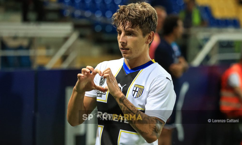 Parma Cittadella 2 0 2a giornata Serie B 2023 2024 Bernabe esulta con le mani a forma di cuore