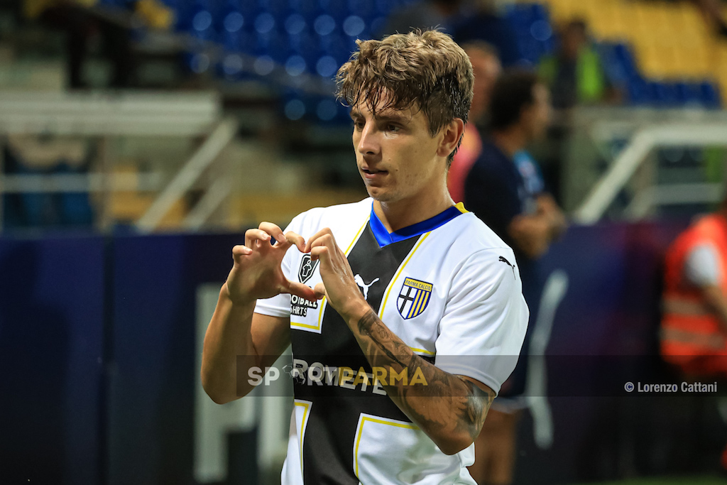 Parma Cittadella 2 0 2a giornata Serie B 2023 2024 Bernabe esulta con le mani a forma di cuore