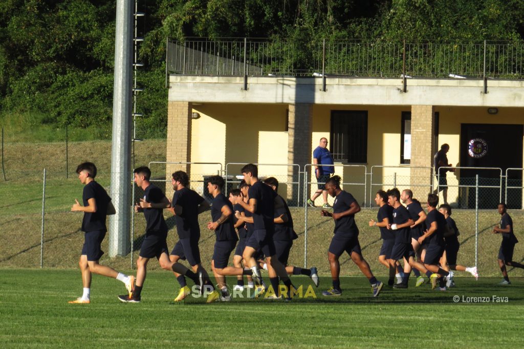 primo allenamento Futura Fornovo Medesano 7 agosto 2023 Promozione 2023 2024 la squadra corre al campo di Ricco