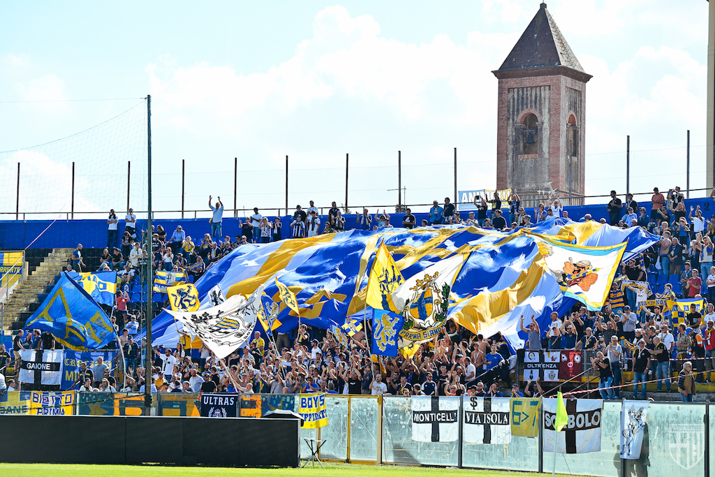 tifosi crociati in trafserta allArena Garibaldi per Pisa Parma Serie B 2022 2023