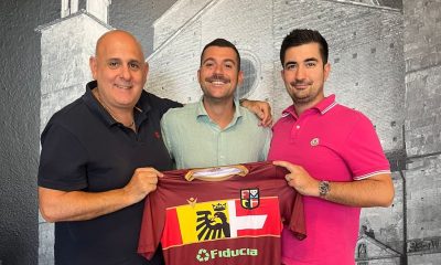 Lattaccante Matteo Delfanti nuovo acquisto della Fidentina con il dg Roberto Mazza e il team manager Mattia Frigoli