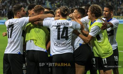 Parma Bari 2 1 7a giornata Serie B 2023 2024 abbraccio di gruppo al gol di Benek