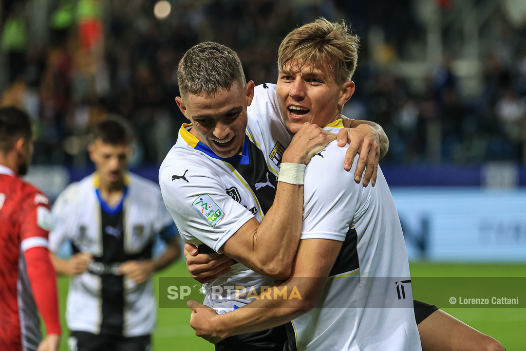 Parma Bari 2 1 7a giornata Serie B 2023 2024 abbraccio fra Nahuel Estevez e Adrian Benedyczak