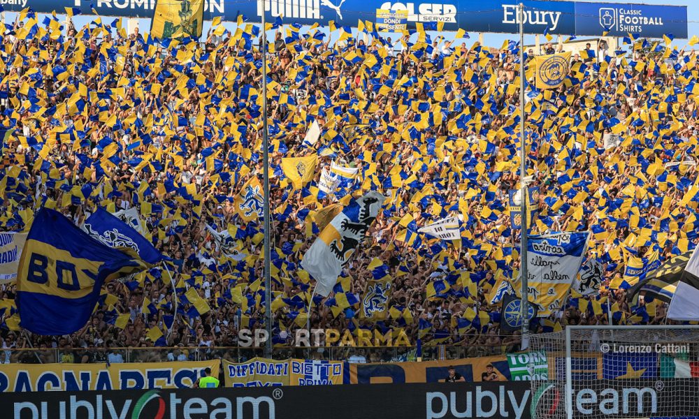 Tutto lo stadio con straordinaria coreografia di fumogeni: uno