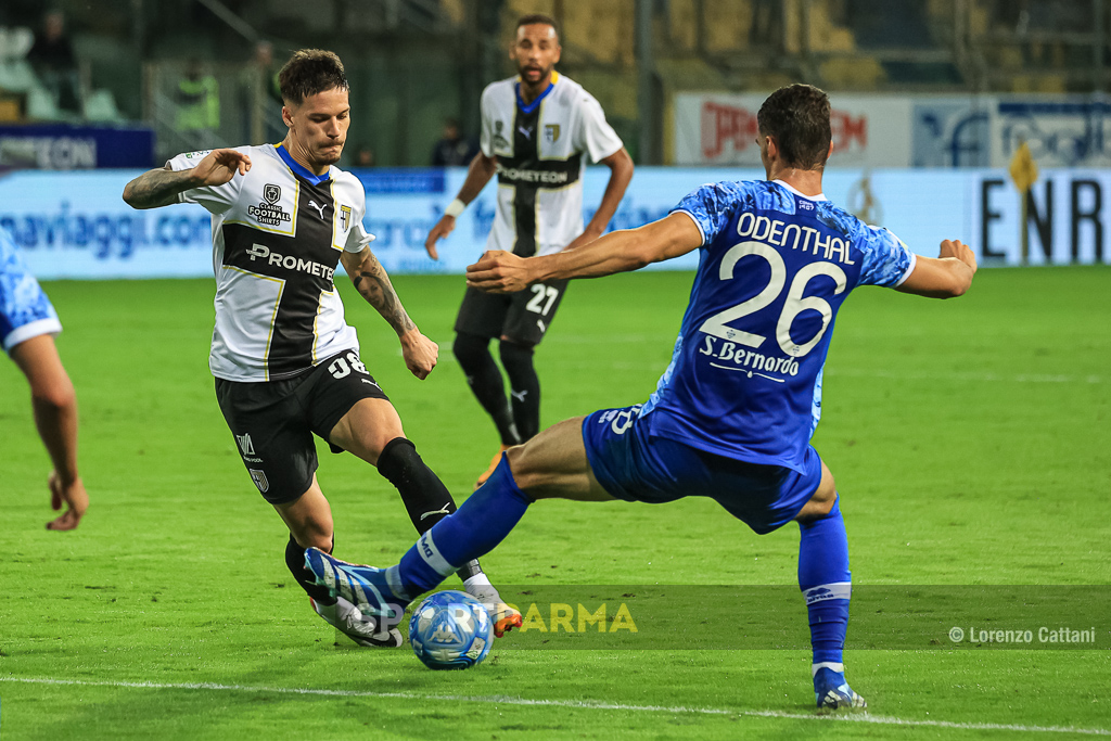 Parma Como 2 1 10a giornata Serie B 2023 2024 Dennis Man affronta Cas Odenthal